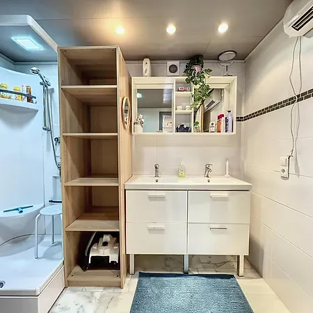 Knus 2-slaapkamer Souterrain Appartement, Direct Aan De Middelkerkse Zeedijk 米德尔克尔克